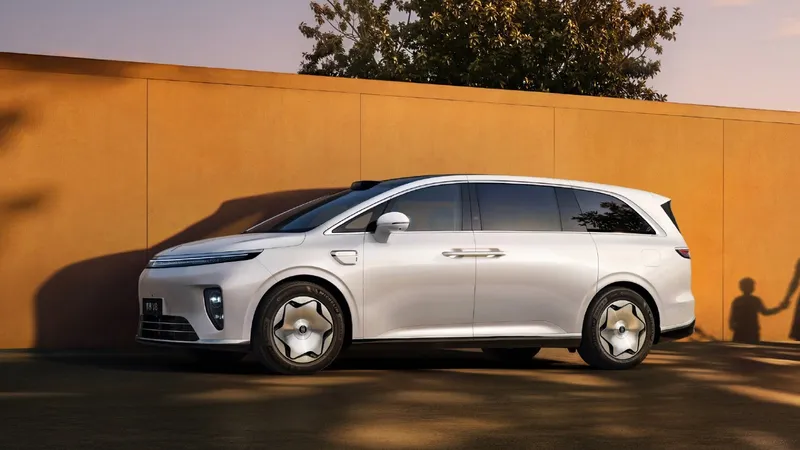 스텔라토 V8 MPV 측면
