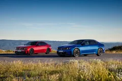 신형 BMW 3시리즈 세단 두 대가 나란히 선 모습