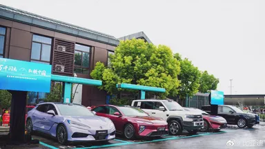 BYD 플래시 충전소에서 충전 중인 전기차들