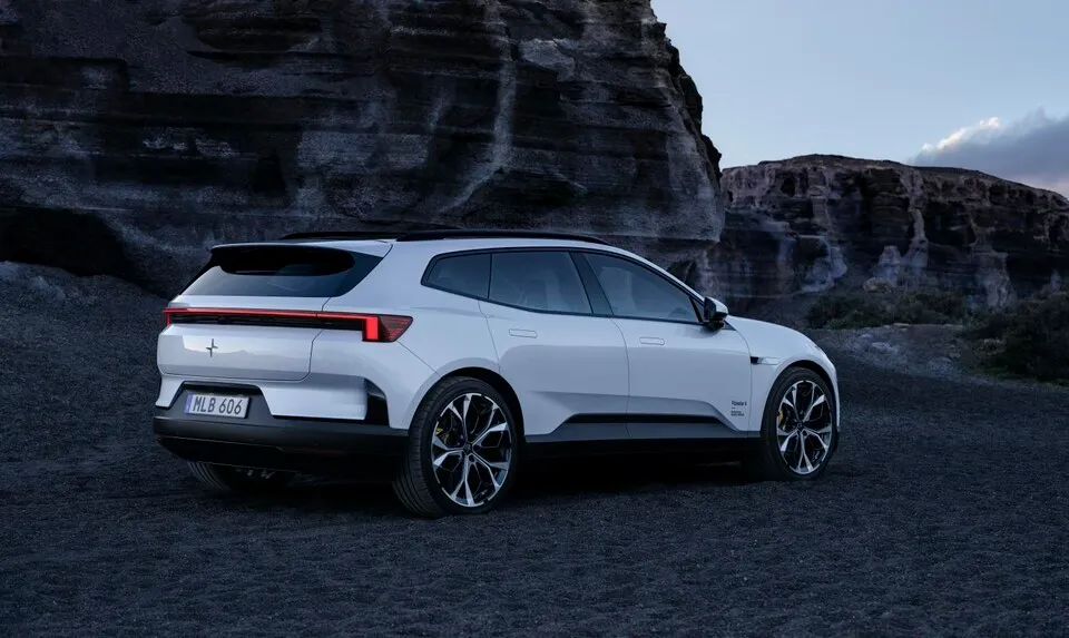 폴스타 4 SUV 후면
