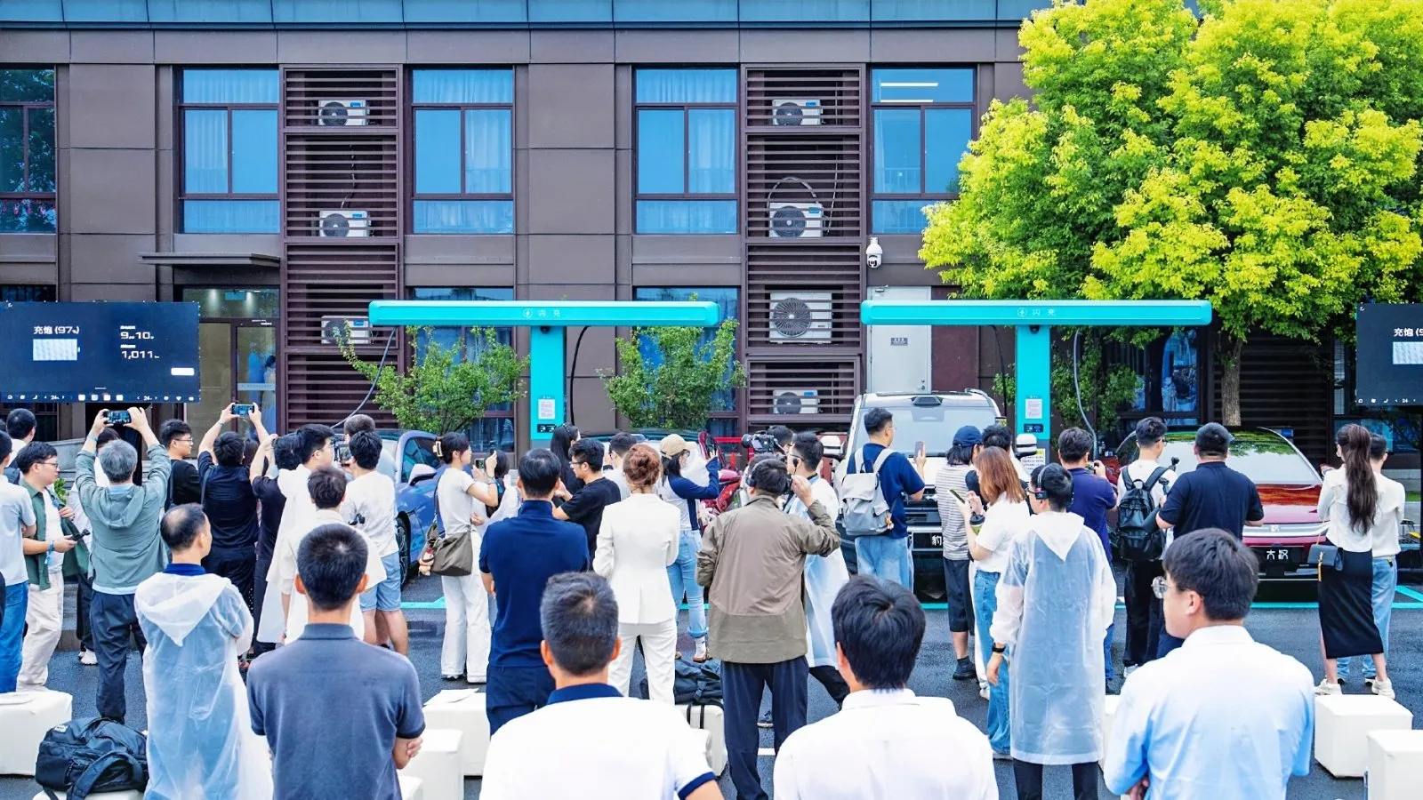 충전 시연을 지켜보는 관람객들