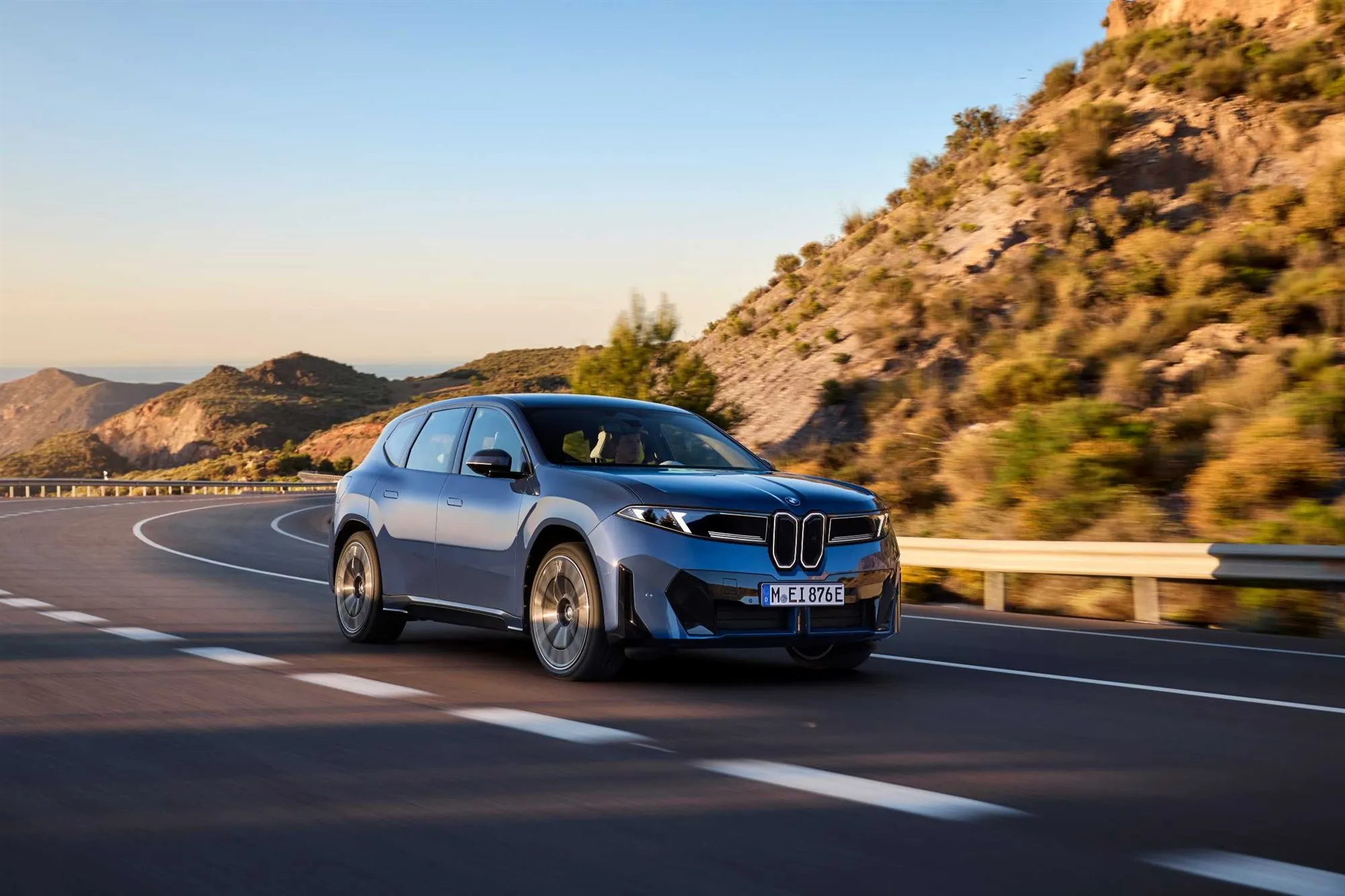 BMW iX3 주행 장면
