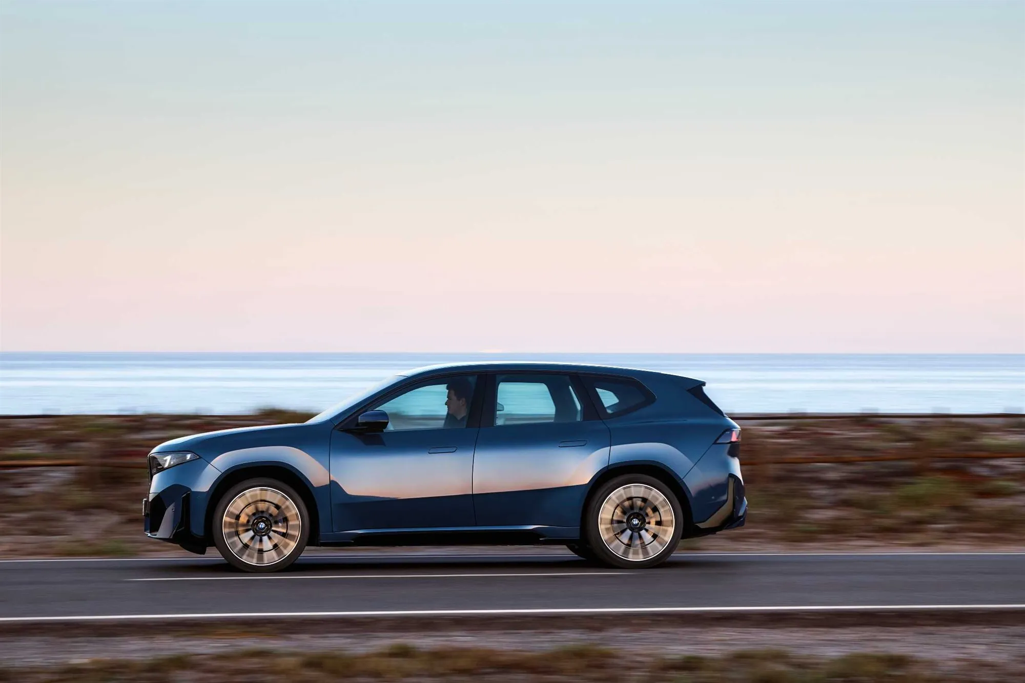 BMW iX3 측면
