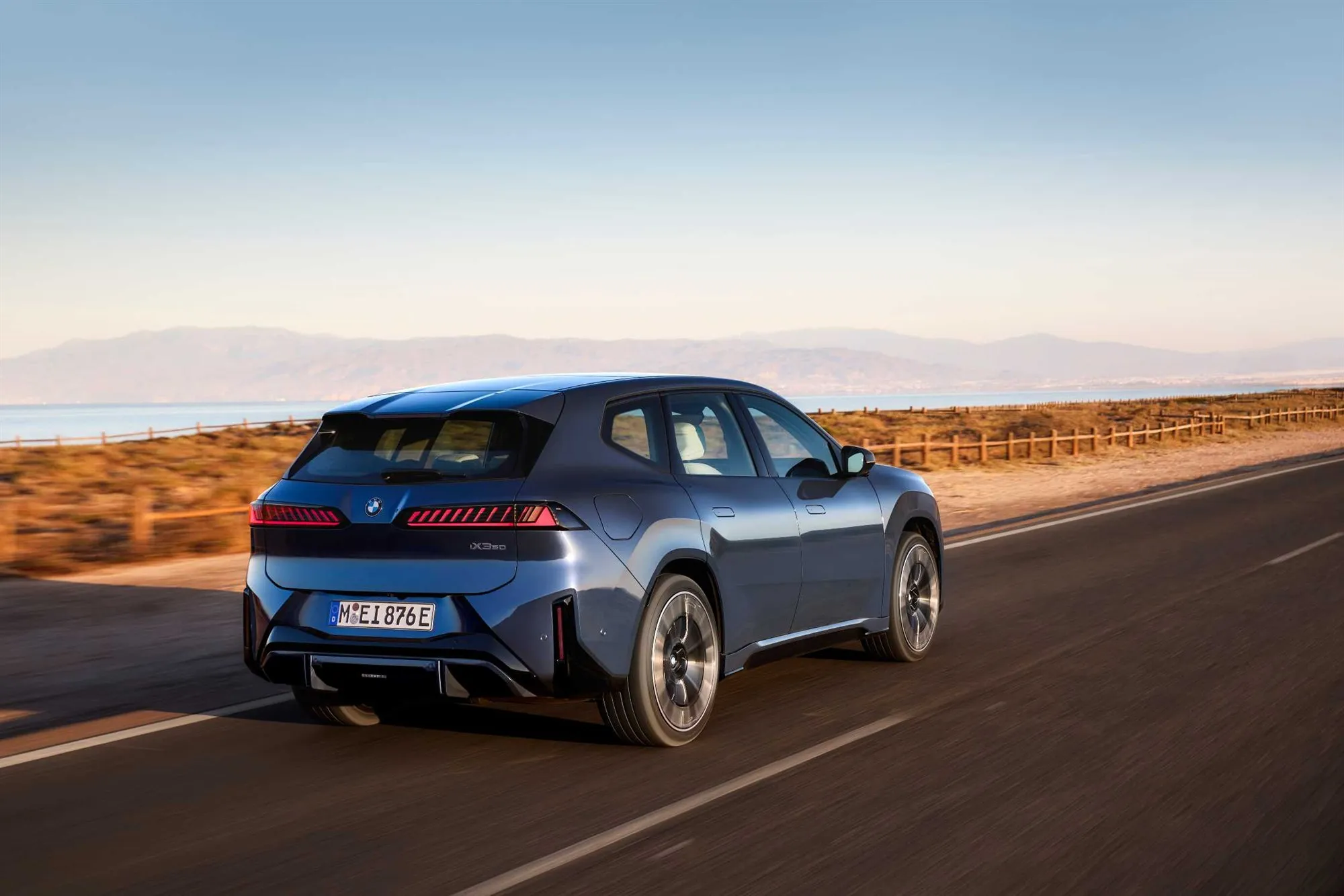 BMW iX3 후면
